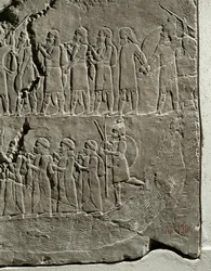 König Ashurbanipals Feldzug gegen Elam, Soldaten führen Gefangene entlang des Flusses Tigris