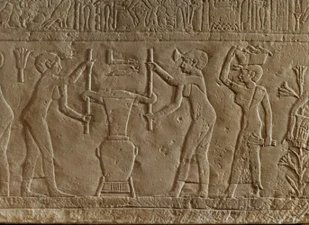 Frauen pressen Blumen zur Parfümherstellung