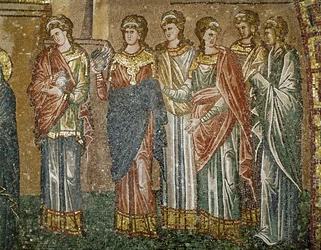 Junge Mädchen warten darauf, Wolle zu erhalten, um den Vorhang für den Tempel zu weben