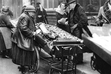 Ein typischer Obstverkäufer, Paris, 1931