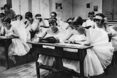 Schule junger Tänzerinnen an der Oper, Paris, 1931