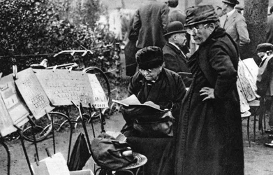 Briefmarkenverkäufer auf den Champs Elysees, Paris, 1931
