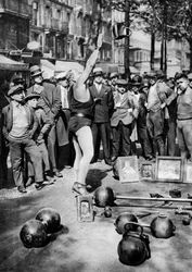 Kraftmensch jongliert mit Gewichten, Paris, 1931