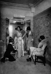 Anprobe eines Kleides bei einem großen Schneider, Paris, 1931