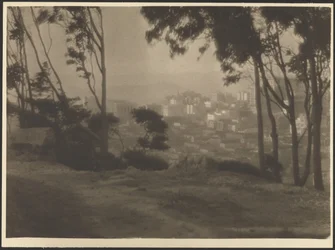 Stadt vom Hügel aus