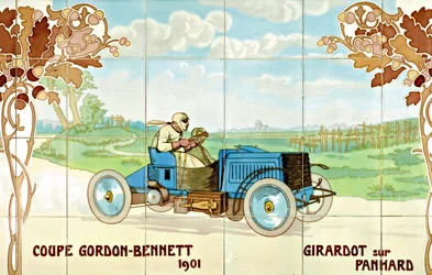 Girardot fährt ein Panhard-Auto beim Gordon Bennet Cup 1901: Keramikfliesen hergestellt von Gilardoni Fils et Cie aus Paris, nach einer Zeichnung von Ernest Montaut (1878-1909)