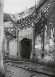 Chungkingfu, Szechuan, Haustür in der Gasse, verziert mit glasiertem Porzellan