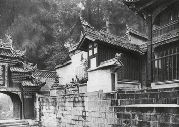 Kuanhien, Ori Lang miao, Szechuan, Erster Vorhof des Ori Lang Tempels