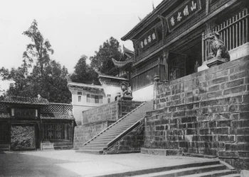 Kuanhien, Ori Lang miao, Szechuan, Zweiter Vorhof