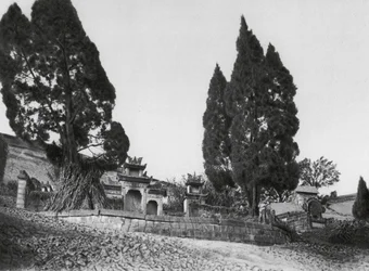 Wanhien, Kiao ting shan, Szechuan, Grab am Hang des Kiao ting Hügels bei Wanhien