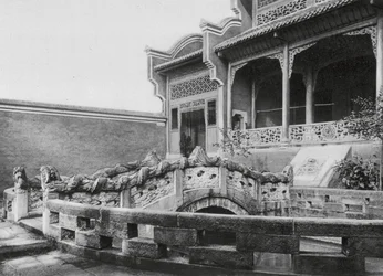 Wanhien, Wen miao, Szechuan, Vorhof mit Teich und Drachenbrücke im Konfuziustempel in Wanhien