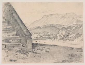 Aussicht mit einer Treppe links und rechts Blick auf eine Berglandschaft