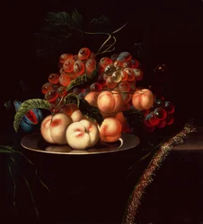 Pfirsiche auf einem Zinnteller mit Trauben und einer Feige auf einem drapierten Sims