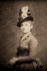 Camille Claudel (1864-1943). Fotografisches Porträt um 1886, von Etienne Carjat (1828-1906). Rückzug. Musee des Beaux Arts de Poitiers (Frankreich)
