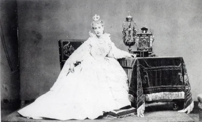 Sarah Bernhardt (1844-1923) in der Rolle der Marie de Neubourg in 