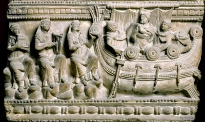 Etruskische Kunst: „Odysseus, an den Mast seines Schiffes gebunden, widersteht dem Gesang der Sirenen“ Basrelief eines Sarkophags aus Volterra. 4.-3. Jahrhundert v. Chr. Florenz, Archäologisches Museum - Etruskische Zivilisation, 4. Jahrhundert v. Chr.:
