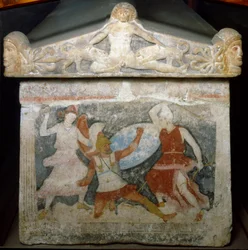 Ein griechischer Soldat wird von zwei Amazonen angegriffen. Oben, Aktäon wird von seinen Hunden verschlungen. Amazonensarkophag. Ende des 4. Jahrhunderts v. Chr. Aus Tarquinia. Florenz, Museo Archeologico