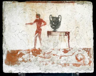 Etruskische Kunst: Ein junger nackter Ephebe neben einem Tisch mit einer Vase (Fresko aus dem Grab des Tauchers)