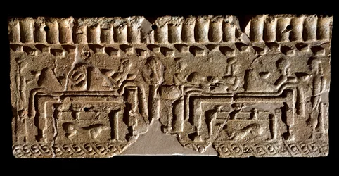 Terrakottafries mit einer Bankettszene verziert. 580 v. Chr. Dim. 24x54 cm. Aus dem Murlo-Palast. Murlo, Antiquarium Comunale