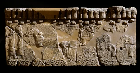 Terrakottafries mit einem Kortege dekoriert. 6. Jahrhundert v. Chr. Aus dem 2. Palast von Murlo. Dim. 24x39 cm Murlo, Antiquarium Comunale