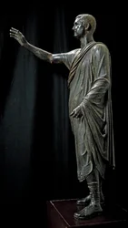 Römisch-etruskische Kunst: Bronzestatue des Aulo Metello, genannt der Redner - 80 v. Chr., aus Pila bei Perugia, Maße: 179 cm - Florenz, Museo Archeologico - Porträt des Aule Metele (Aulus Metellus), auch bekannt als Der Redner (L