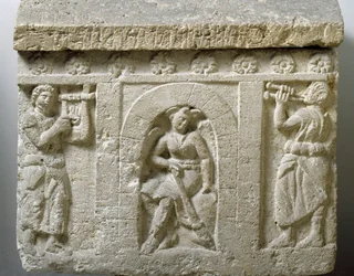 Etruskische Kunst: „Die Lasa, Todesgenie am Eingang zur Hölle“. Flachrelief einer Urne aus Chiusi. 3. oder 2. Jahrhundert v. Chr. Palermo, Museo Archeologico Nazionale