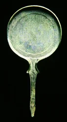 Spiegel mit eingravierter Dekoration