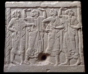 Relief mit Tänzern von einem Marmor-Meilenstein aus Chiusi, Italien, 6. Jahrhundert v. Chr.
