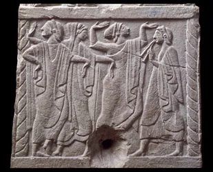 Relief mit Tänzern von einem Marmor-Meilenstein aus Chiusi, Italien, 6. Jahrhundert v. Chr.