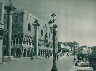 Hauptfassade des Dogenpalastes mit Riva degli Schiavoni, Venedig, Italien, 1927
