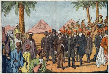 König Amanullah von Afghanistan (1892-1960) besucht die Pyramiden von Ägypten, begleitet von einer Eskorte von Meharisten. Kairo, Ägypten. Illustration von Damblans. In „Le Pèlerin“ vom 22. Januar