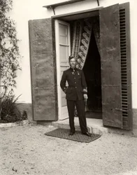 Porträt eines Mannes in Uniform auf dem Bauernhof Lo Zucco, Sizilien, 1900