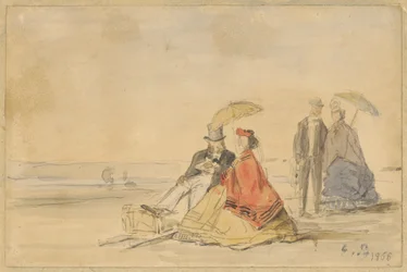 Ein Paar sitzt und ein Paar geht am Strand