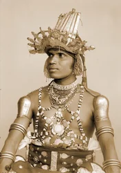 Porträt eines sri-lankischen Tänzers mit geprägtem Silberhelm, ca. 1890