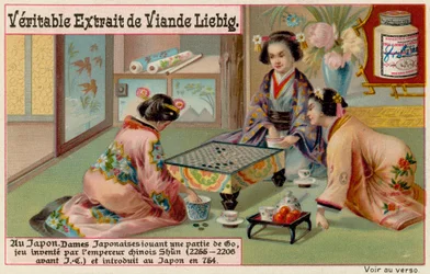 Japanische Frauen spielen Brettspiel