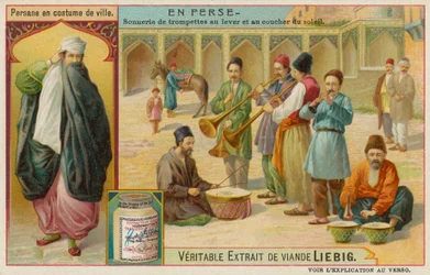 Persischer Mann in Straßenkleidung und eine Gruppe von Trompetern und Trommlern