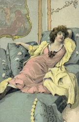 Frau auf einer Couch liegend