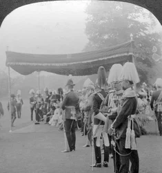 Der König überreicht Krönungsmedaillen, Buckingham Palace, London.