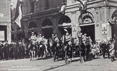 Album "Duce": Benito Mussolini zu Pferd bei einer Parade durch die Straßen von Ferrara