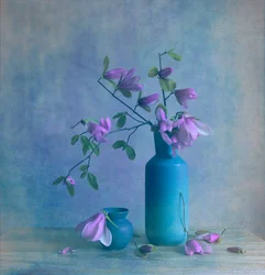Blaues Magnolien-Stillleben