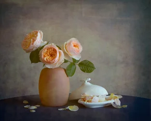Stillleben mit rosafarbenen Rosen