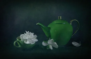 Grüne Teekanne und Gardenie