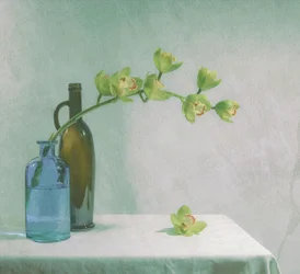 Orchideen und blaue Flasche