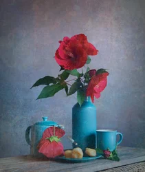 Rote Blumen, türkisfarbenes Stillleben