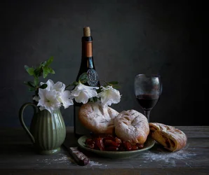 Rustikaler Wein und Brot