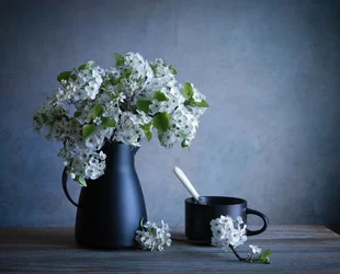 Stillleben mit Frühlingsblüten