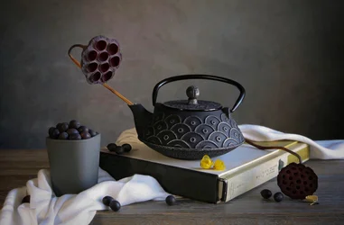 Zen-Teekanne und Beeren