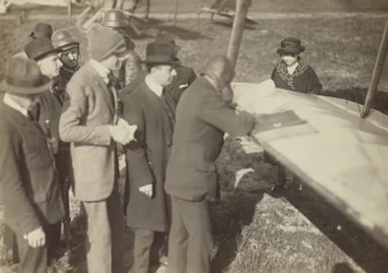 Gruppe am Rand eines Flügels eines Caproni Ca. 3 (Flugzeug)