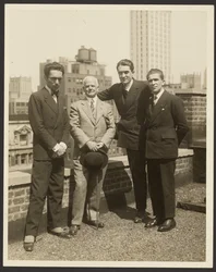 Gruppenporträt von F. Vecchi, Dr. Brinton, F. Azari und O.L. Foletti