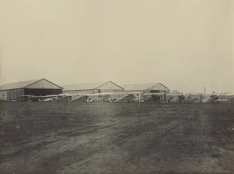 Kleiderbügel und Flugzeuge